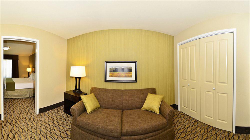 Holiday Inn Express & Suites - Williston, An Ihg Hotel Business photo